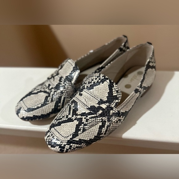 Women's BODEN Snakeskin Patterned Loafers. Size 37.5 (US 6.5). - Picture 3 of 11
